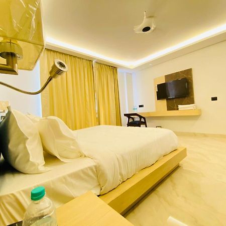 Hotel Holiday Grand Greater Noida Eksteriør billede