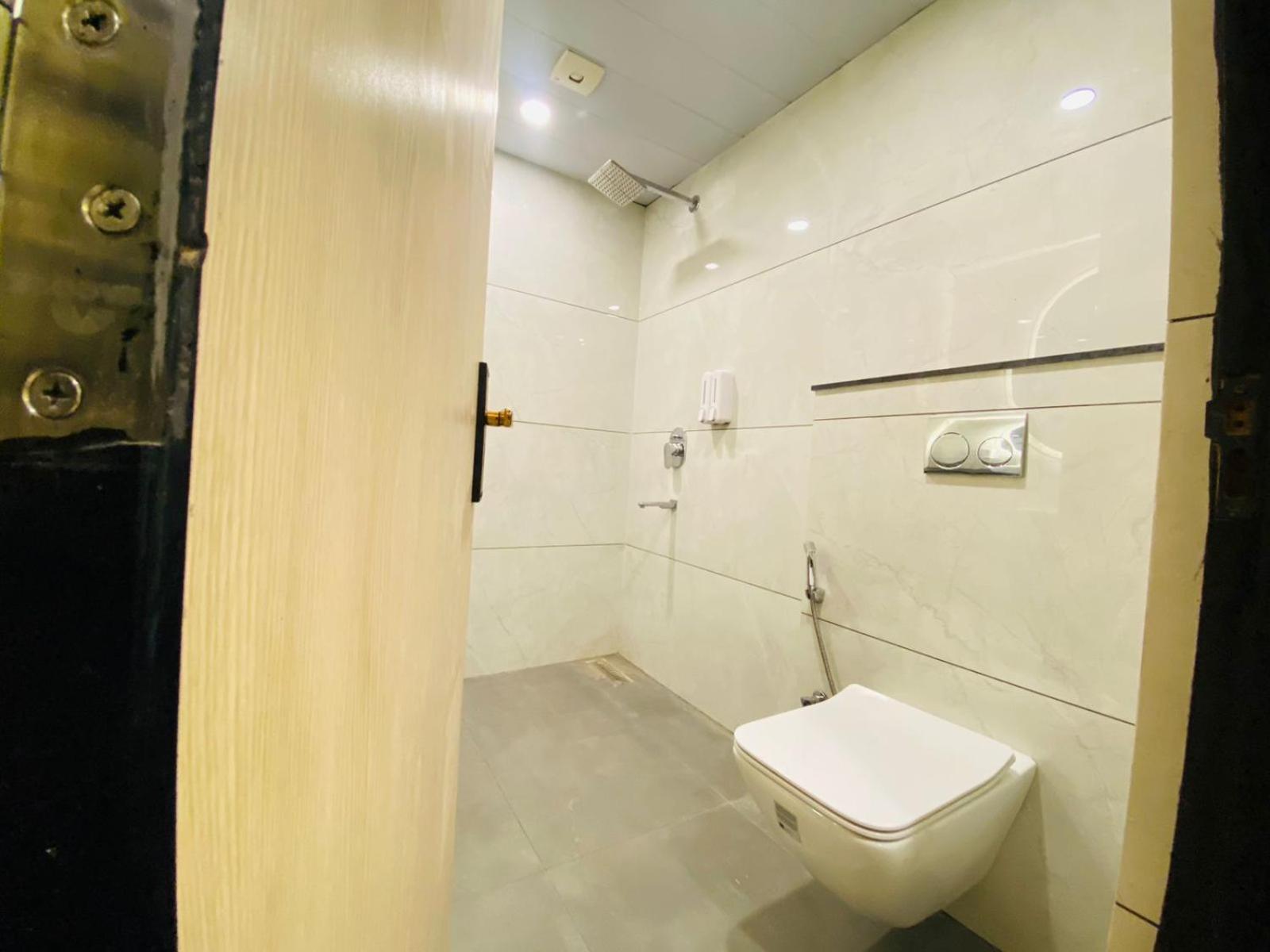 Hotel Holiday Grand Greater Noida Eksteriør billede
