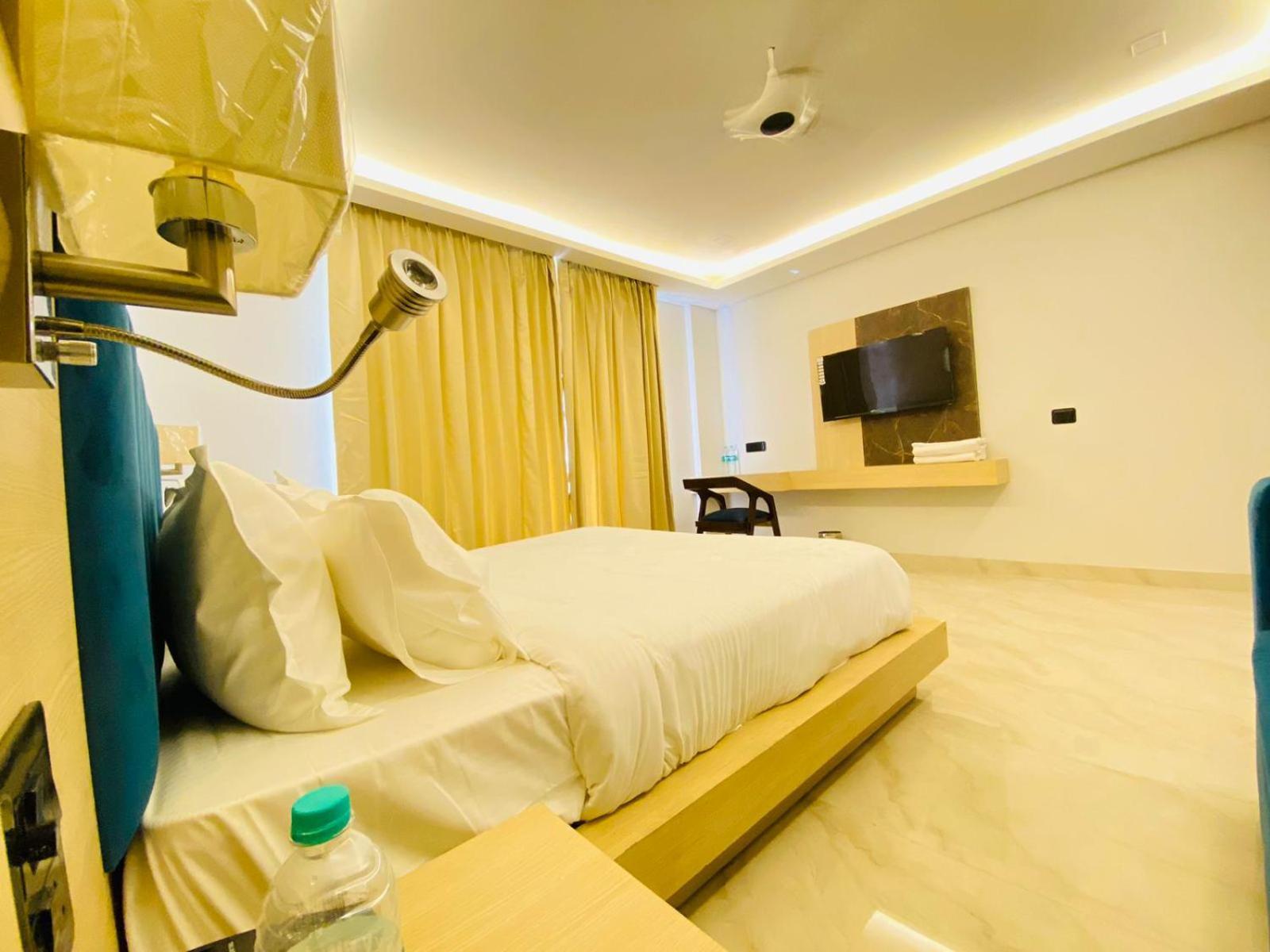 Hotel Holiday Grand Greater Noida Eksteriør billede