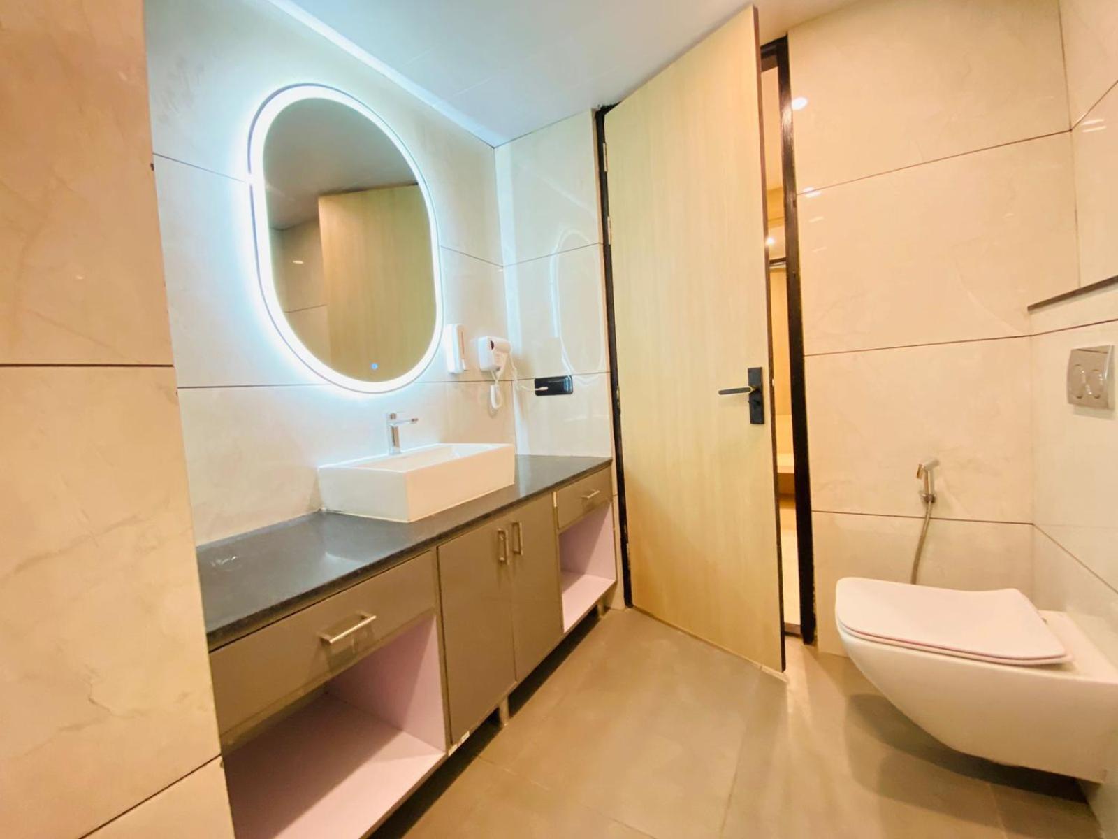 Hotel Holiday Grand Greater Noida Eksteriør billede
